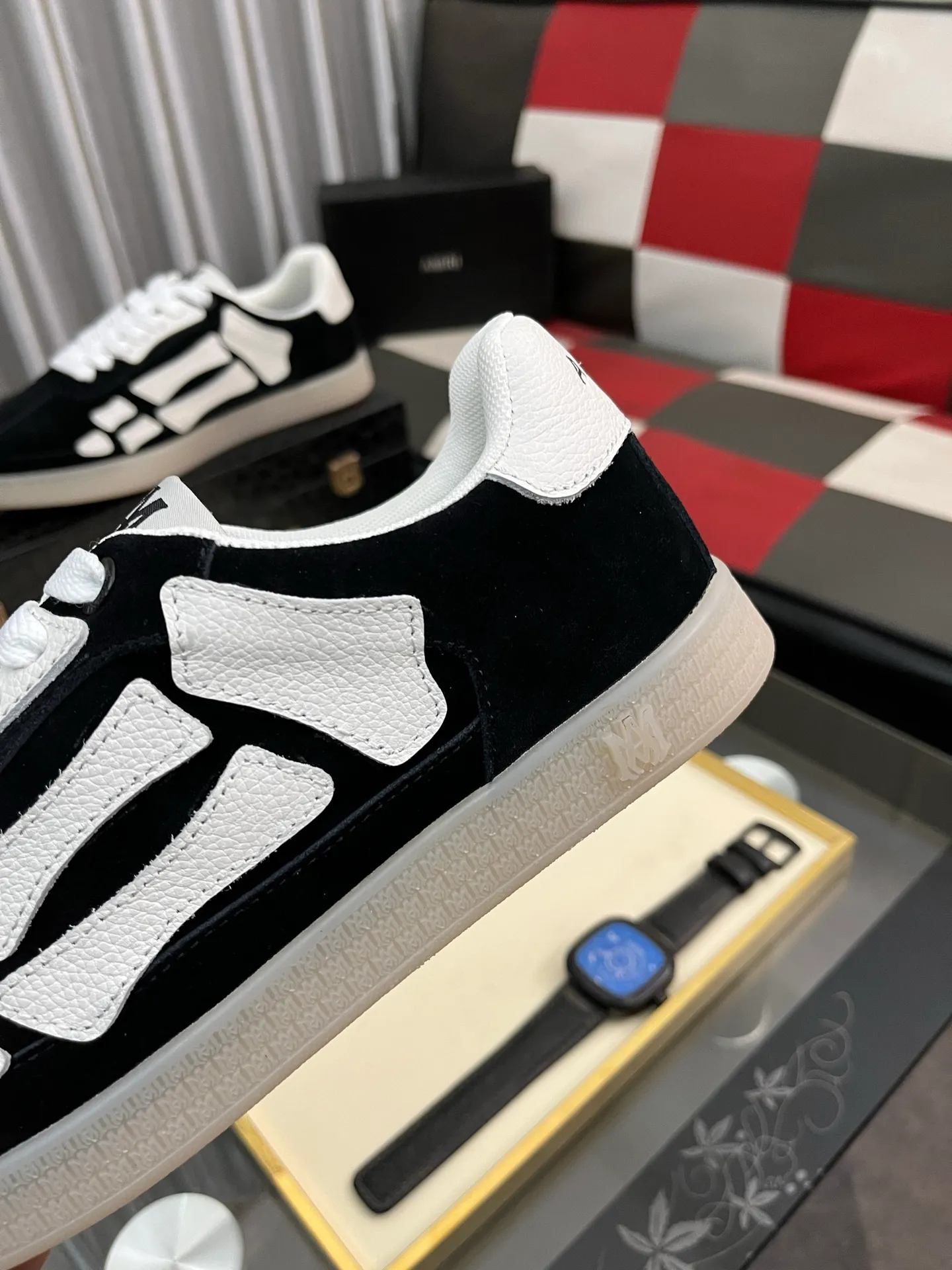 Men's shoes 💰420⌚️⌚️《AMIR*》New men's low-top casual sports sneakers bone shoes, another pair of irresistible bone shoes. Bone shoes are one of AMIRI's most popular items. They use first-layer cowhide uppers. The side bones are made of two cowhide laminations. They have a three-dimensional feel. The leather incisions are all oil-edged. Contrasting color design. Simple style. Fashionable sports. Customized metal LOGO nameplate to embellish shoelaces. Exclusive control of top version. Supports comparison. Breathable mesh lining Original rubber outsole A must-have item for daily leisure Suitable for various occasions Check it out if you are looking for high quality Super cool uppers Size: 38-445️⃣ Colors available